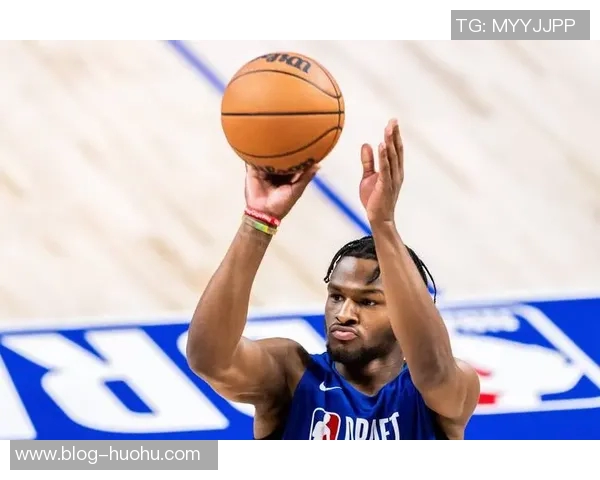 阿里纳斯调侃珍妮应感激布朗尼球衣销售足以支付老詹薪水